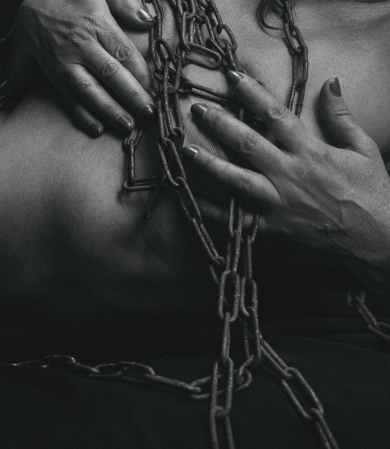 a person holding a gray chain link